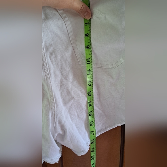 Ladies Torrid Shorts  Size 26 Feel The Fit High Rise Distressed Denim White NWT - Picture 5 of 5